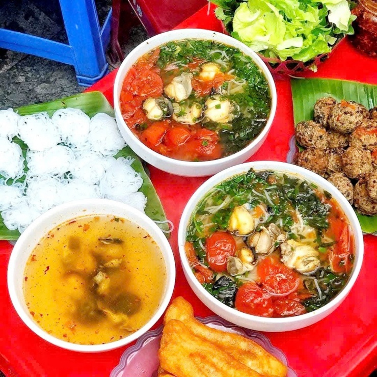 Bún ốc chấm với bún, nước dùng và chả.