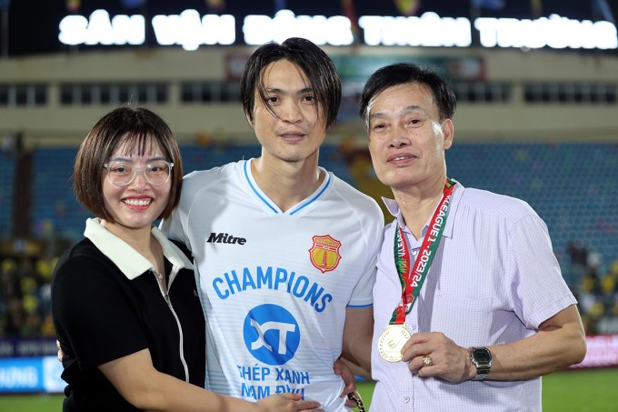 Tuấn Anh mừng chức vô địch V-League 2023-2024 trong màu áo Nam Định cùng bố và chị gái. Ảnh: Lâm Thỏa