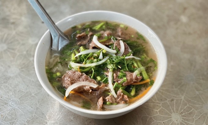 Phở bò áp chảo ở quán cụ Tặng. Ảnh: Thùy Linh