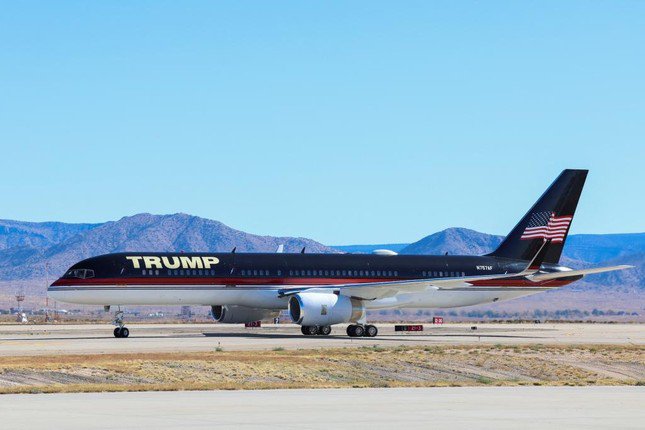 Chiếc Trump Force One được mua với giá 100 triệu USD, có nội thất mạ vàng. Ảnh: Reuters.