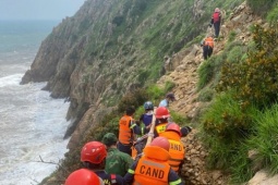 Giải cứu thi thể nam thanh niên tử nạn khi đào cây cảnh trên vách núi cao 200m