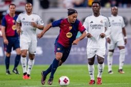 Ronaldinho sút phạt tuyệt đỉnh, huyền thoại Real Madrid - Barcelona so kè nảy lửa