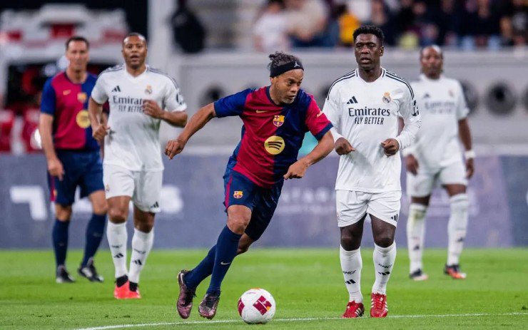 Ronaldinho lập siêu phẩm đá phạt ở trận đấu giữa huyền thoại Real Madrid và huyền thoại Barcelona