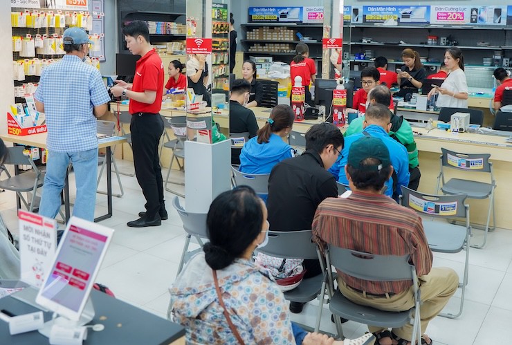 Inside a tech store during Black Friday on November 29.