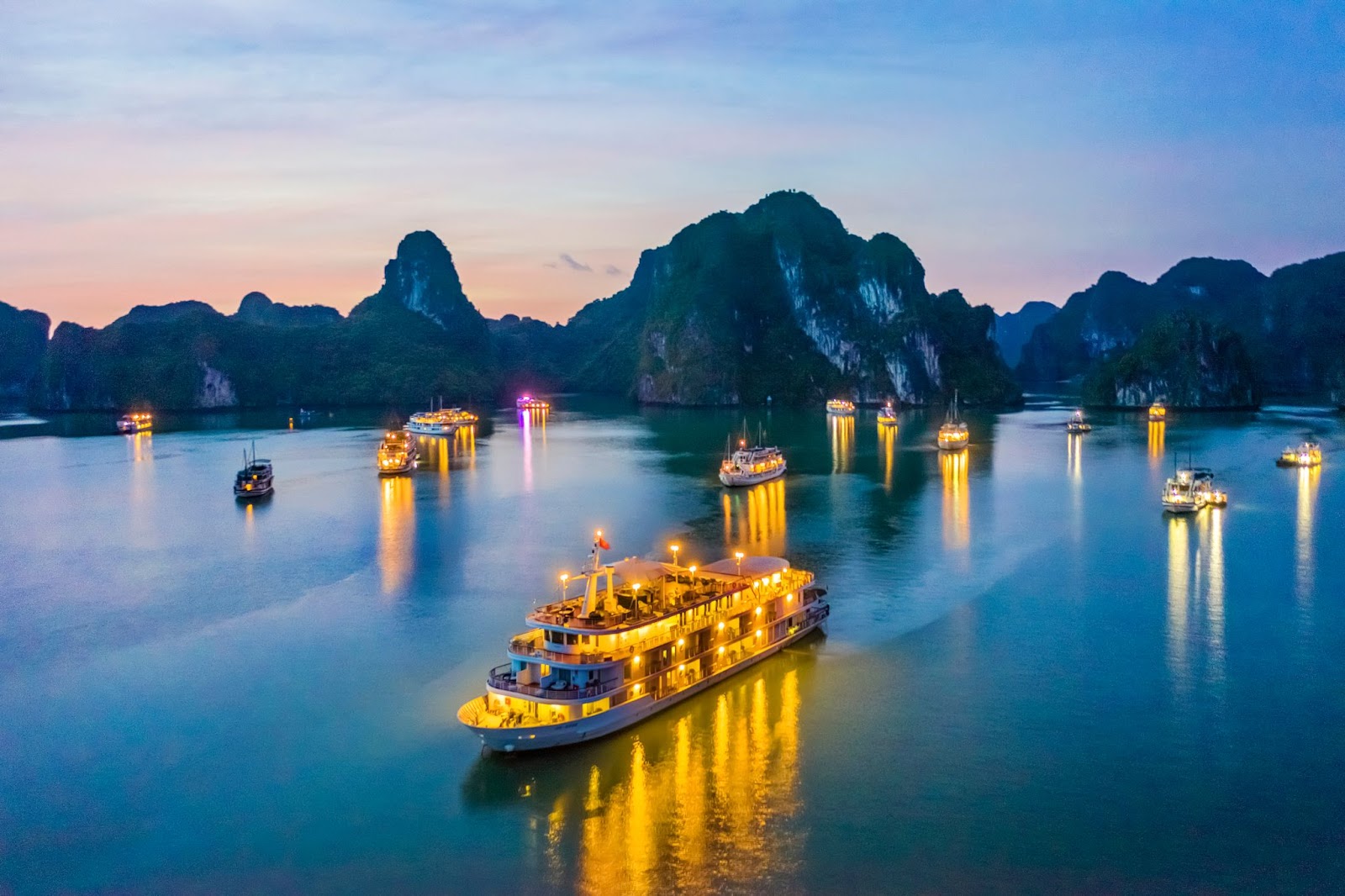 Vịnh Hạ Long đẹp huyền ảo