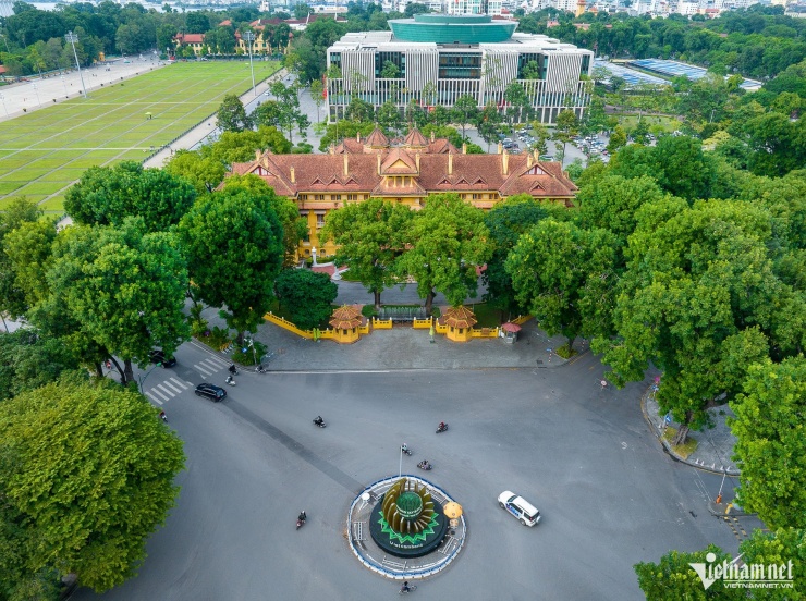 Tọa lạc giữa ngã tư Chu Văn An, Điện Biên Phủ đến Tôn Thất Đàm (quận Ba Đình, Hà Nội), theo các nhà nghiên cứu, đây là tòa nhà trăm mái duy nhất ở Hà Nội cũng như ở Việt Nam. (Ảnh: BNG cung cấp)&nbsp;