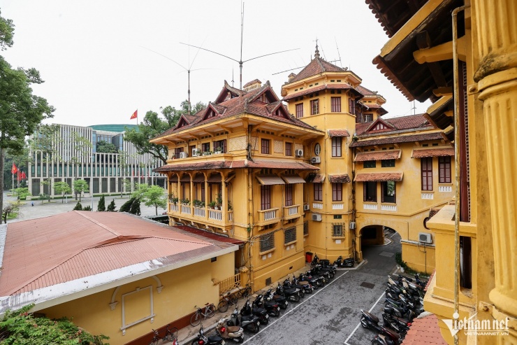 Ngoài ra, hệ thống mái còn có mái che ban công, hàng mái dài giữa các tầng chạy ngang cả tòa nhà, mái trên tháp, mái ống khói, các mái tam giác trên nóc nhà...