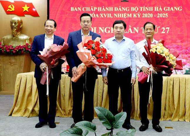 Hai Phó Bí thư Tỉnh ủy Hà Giang nghỉ hưu trước tuổi từ 1/12/2024