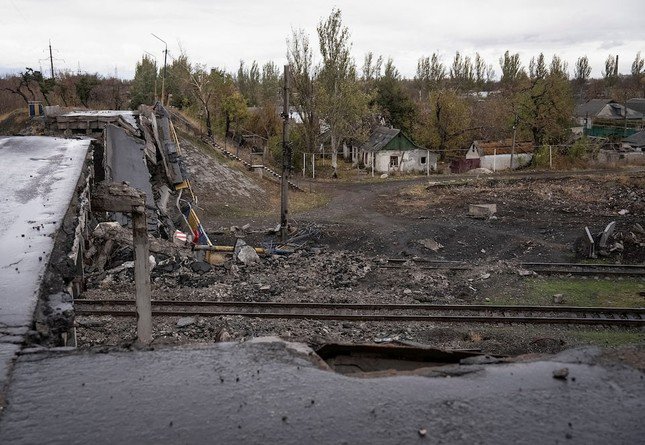 Một cây cầu ở Pokrovsk bị phá hủy. (Ảnh: Reuters)