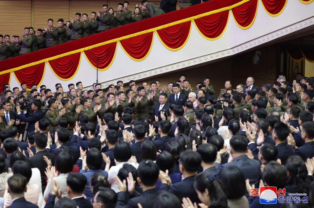 Lãnh đạo Triều Tiên Kim Jong-un (trái) và Bộ trưởng Quốc phòng Nga Andrei Beloussov tham dự buổi văn nghệ chiêu đãi tối 29-11. Ảnh: KCNA