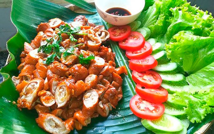 Trên chợ mạng, các sàn thương mại điện tử, xá xị được bán&nbsp;với mức giá từ 50.000- 80.000 đồng/kg tùy theo mùa vụ, lá khô thường có giá đắt hơn, khoảng 100.000 đồng/kg.&nbsp;
