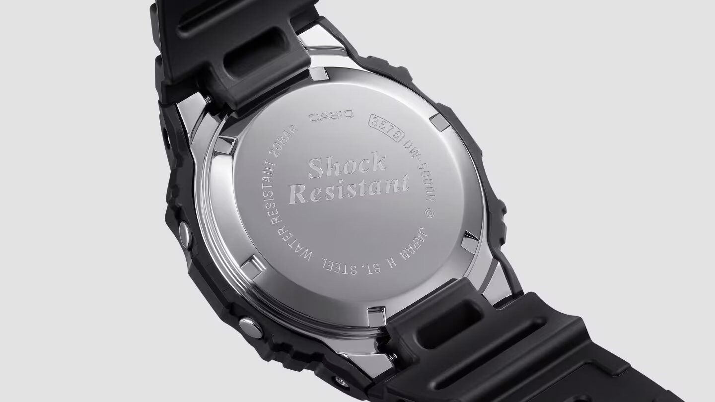 Ốp lưng đồng hồ&nbsp;có dòng&nbsp;chữ khắc “Shock Resistant” mang tính biểu tượng.