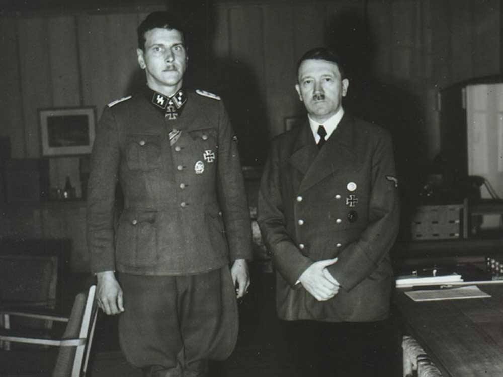 Skorzeny gặp Hitler (ảnh: Irish Cenrtal)