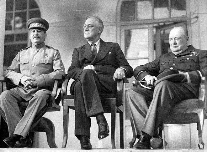 3 lãnh đạo phe Đồng minh, từ trái qua phải là Josef Stalin,&nbsp;Franklin D. Roosevelt và Winston S. Churchill (ảnh: History)