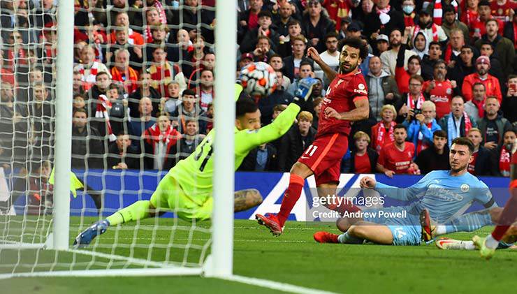 Tiền đạo Salah solo ghi bàn vào lưới Man City