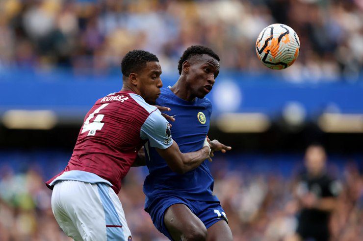 Chelsea (áo xanh) được đánh giá cao hơn Aston Villa