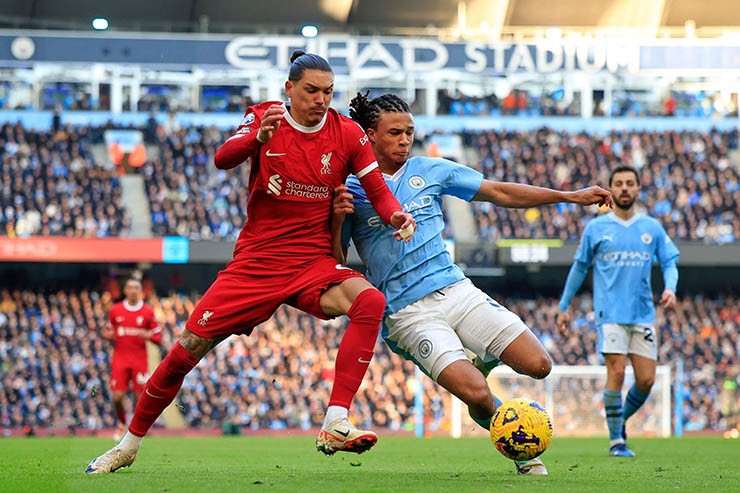 Liverpool (áo đỏ) có lợi thế trước Man City