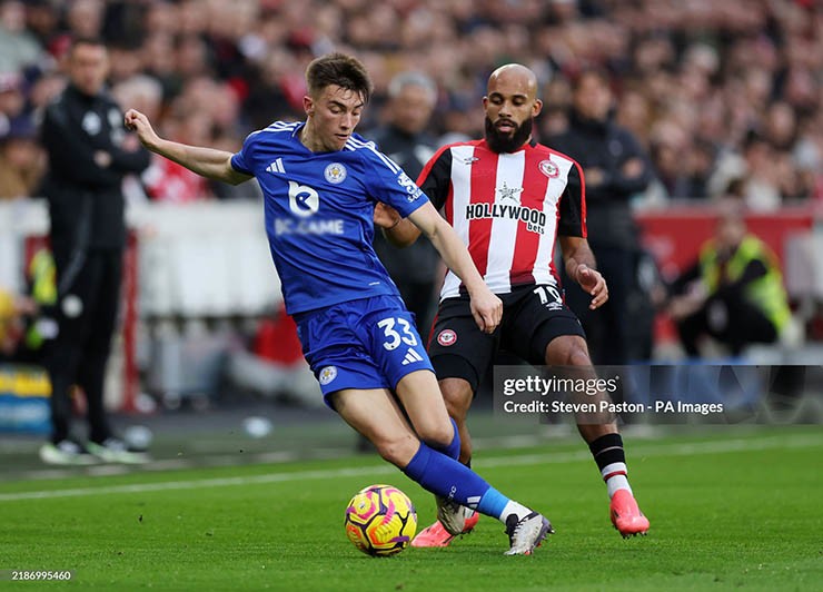 Leicester (áo xanh) đã bị Brentford ngược dòng ngay từ hiệp 1