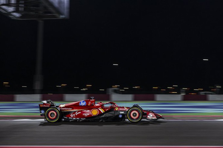 Leclerc và Ferrari dẫn đầu FP1