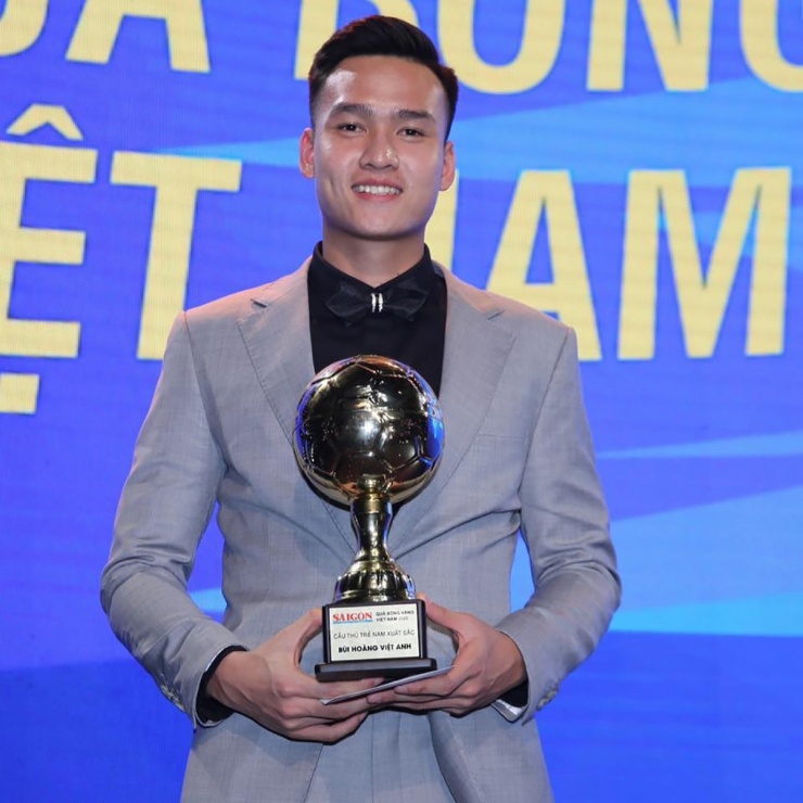 Bùi Hoàng Việt Anh nổi lên từ năm 2020 khi thi đấu tại V-League trong màu áo Hà Nội FC, thay thế Duy Mạnh, Đình Trọng dính chấn thương. Với màn thể hiện ấn tượng, trung vệ người Thái Bình được bầu chọn là cầu thủ trẻ hay nhất giải và nhận danh hiệu cầu thủ trẻ xuất sắc tại gala Quả bóng vàng Việt Nam 2020. Việt Anh được đánh giá là một trong số những trung vệ hay nhất Việt Nam hiện nay.