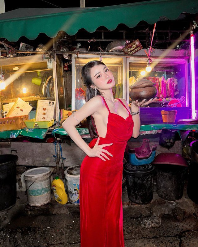 Danh tính hot girl diện mốt không nội y bên xe đồ ăn đêm - 1