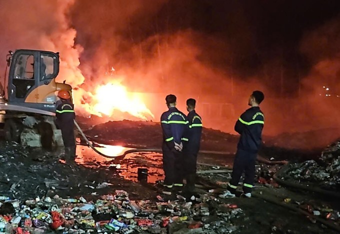 Đám cháy 2 địa điểm khiến đồ đạc cháy rụi, không có thương vong