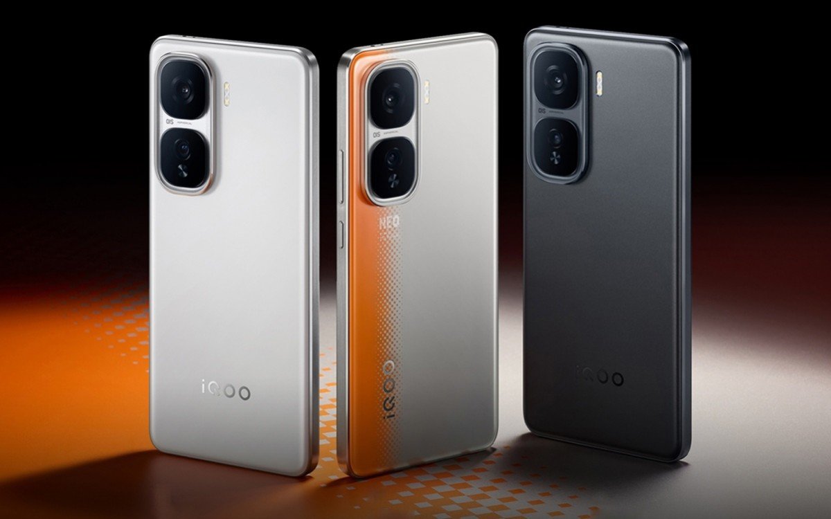 3 color versions of 2 Vivo smartphones.