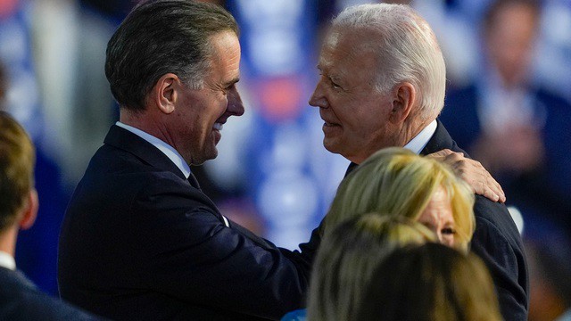 Tổng thống Mỹ Joe Biden (phải) và con trai Hunter Biden - Ảnh: WJTV