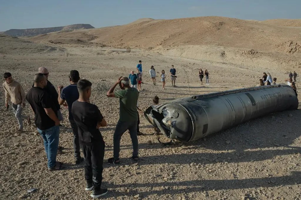 Một mảnh tên lửa gần Biển Chết, Israel vào tháng 10. Ảnh: GETTY IMAGES