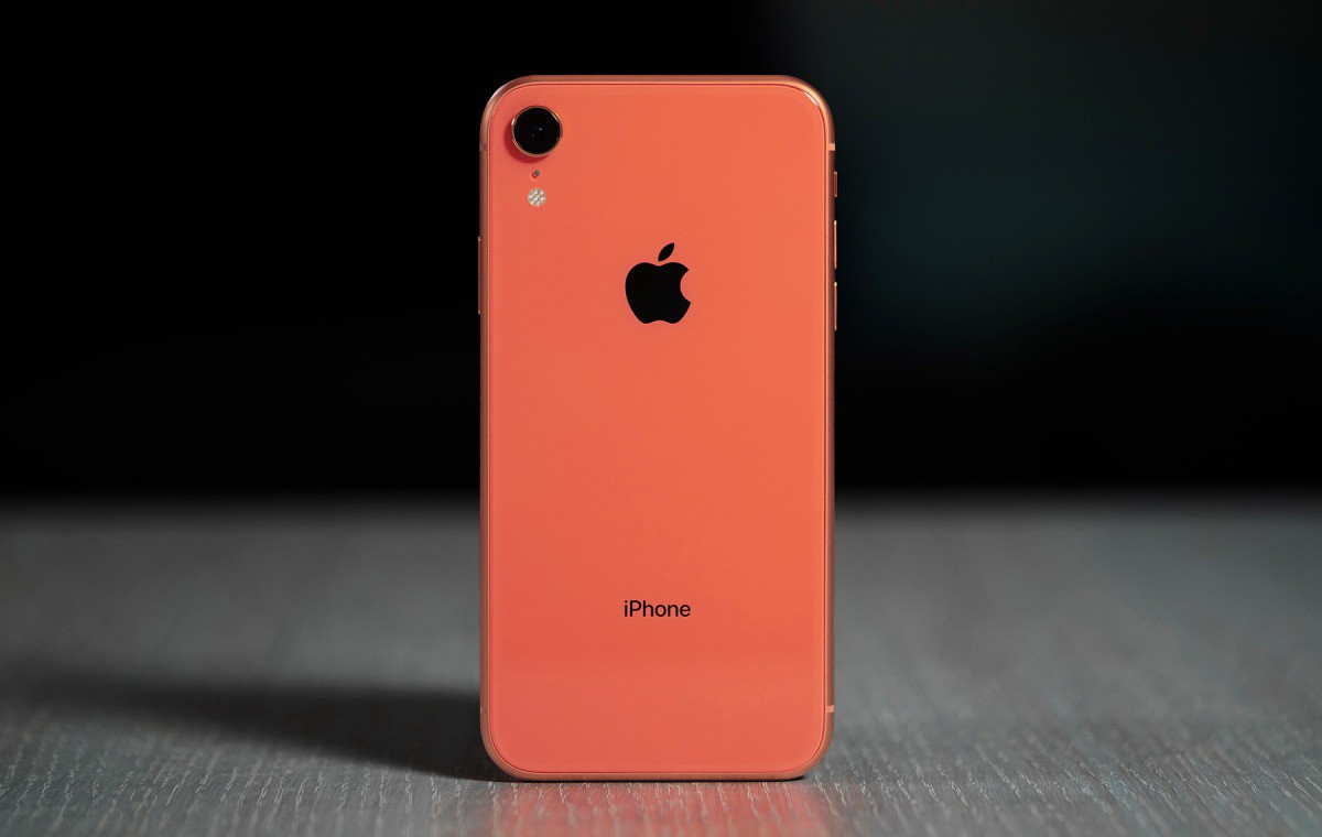 iPhone XR sở hữu thiết kế khung nhôm kết hợp mặt lưng kính cao cấp.