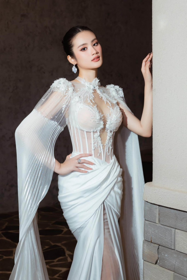 Dự chung kết Mr. World 2024 hôm 23/11, Ý Nhi cũng chọn trang phục phom corset chất liệu xuyên thấu khai thác tối đa khoảng hở và tạo cảm giác đường cong ấn tượng hơn.