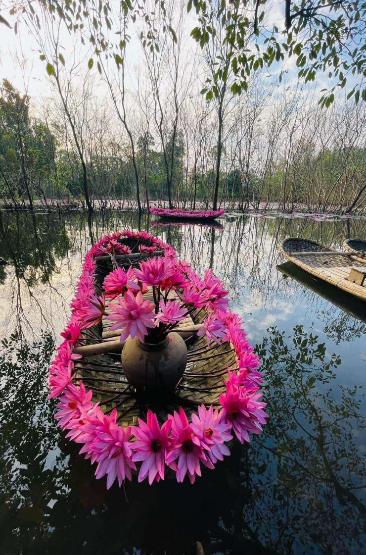 Du khách cũng nên liên hệ trước để nhà đò chuẩn bị thuyền hoa.