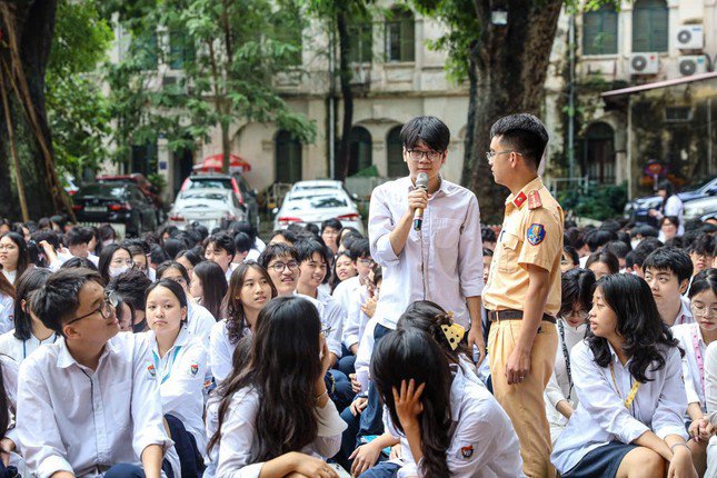 CSGT tuyên truyền kiến thức an toàn giao thông tại cơ sở giáo dục