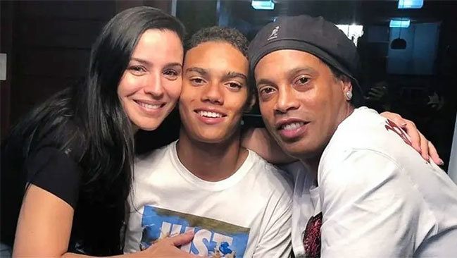 Ronaldinho bên tình cũ và con trai năm 2019. Ảnh: Instagram Ronaldinho Gaucho