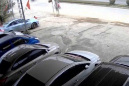 Tai nạn thương tâm: Tài xế đi ngược chiều tông trúng bé gái 4 tuổi trên vỉa hè