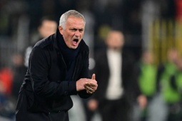 Mourinho gây chú ý với màn ăn mừng bàn thắng, bị chỉ trích vì nắm cổ áo trợ lý