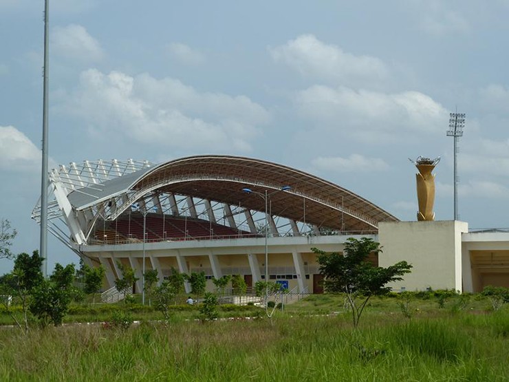 Một thời gian dài&nbsp;sân thi đấu bóng đá cùng hàng loạt công trình trong khu liên hợp quốc gia này bị&nbsp;xuống cấp vì ít được sử dụng và không bảo dưỡng đầy đủ.