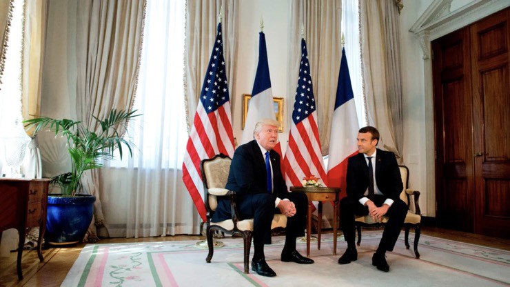 Ông Trump trao đổi với Tổng thống Pháp Emmanuel Macron ở Brussels, Bỉ vào năm 2017. Ảnh: AFP.