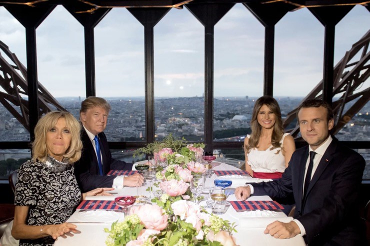 Gia đình ông Macron dùng bữa với gia đình ông Trump tại một nhà hàng sang trọng ở tháp Eiffel vào ngày 13/7/2017. Ảnh: AFP.