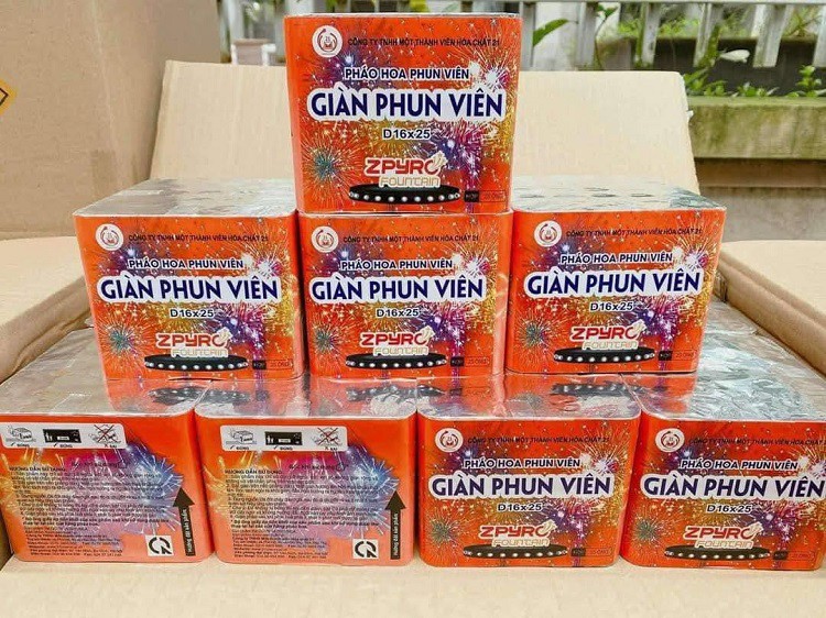 Theo chị Hương, pháo hoa của Nhà máy Z121 được bán quanh năm nhưng chỉ đông khách mua vào dịp gần Tết.