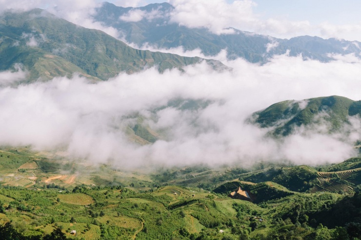 Thảo nguyên Tà Xùa là vùng đất rộng lớn nằm ở độ cao hơn 2.600m, thuộc huyện Bắc Yên, tỉnh Sơn La. Nơi đây được gọi là thiên đường mây.