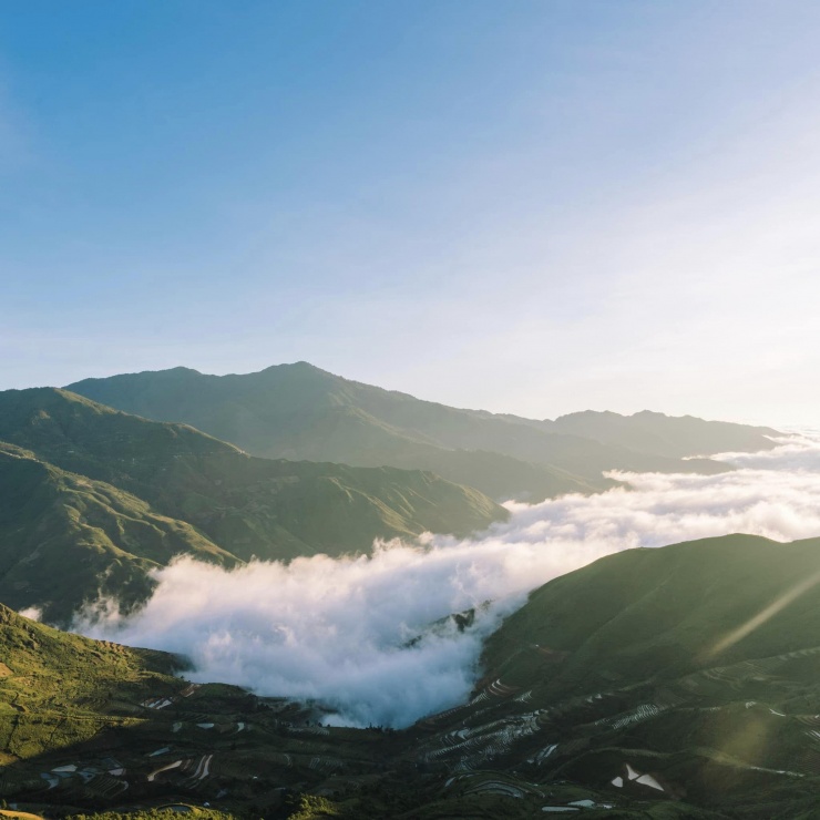 Mây trôi lững lờ qua những ngọn núi tạo nên khung cảnh hùng vĩ ở Tà Xùa.