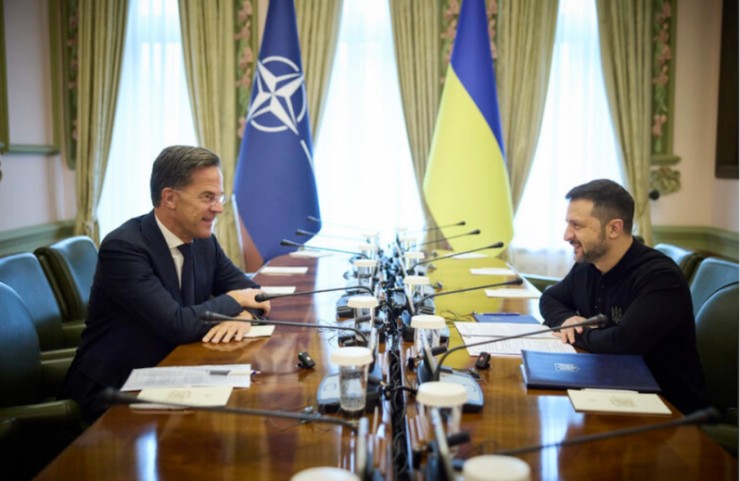 Tổng Thư ký NATO Mark Rutte gặp Tổng thống Ukraine Zelensky hồi tháng 10 tại Kiev. Ảnh: Getty