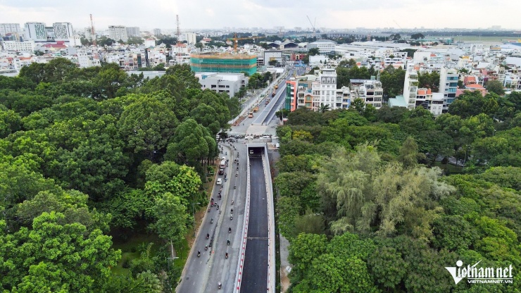 Hầm chui Phan Thúc Duyện - Trần Quốc Hoàn thông xe hồi tháng 8. Đây là công trình thuộc dự án đường nối 4.848 tỷ đồng, kết nối nhà ga T3 sân bay Tân Sơn Nhất. Ảnh: Tuấn Kiệt