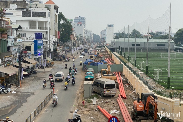 Công trường thi công dự án mở rộng đường Hoàng Hoa Thám vẫn còn ngổn ngang. Ảnh: Tuấn Kiệt