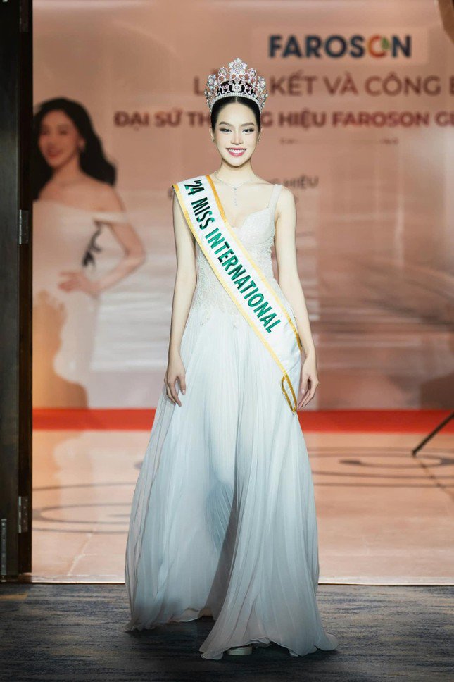 Đã ba tuần kể từ khi Hoa hậu Thanh Thủy đăng quang Miss International 2024 cùng với chừng đó thời gian tham gia cuộc thi, nàng hậu đã luôn bận rộn với hàng loạt hoạt động. Chính vì thế mà khi xem những hình ảnh gần đây của Hoa hậu Thanh Thủy, mọi người cho rằng cô đã gầy đi trông thấy.