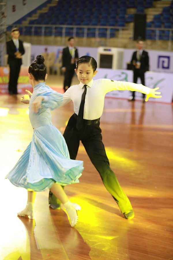 Được biết, Kubi hai năm liền vô địch dancesport thế giới lứa tuổi thiếu nhi, một thành tích rất đáng tự hào của thể thao Việt Nam. Tuy nhiên, vợ chồng Khánh Thi không khen ngợi con nhiều, chỉ thưởng bé một bộ lego ghép hình.