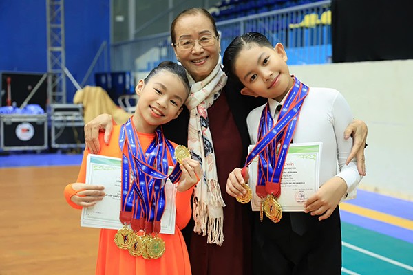 Thậm chí, khi con trai giành 6 huy chương vàng/ngày, Khánh Thi cũng không chúc mừng. Nói về điều này, nữ kiện tướng cho biết: "Gần đây cả chồng tôi và Kubi đều đi thi, tôi làm giám khảo. Tôi nghĩ với vai trò này, mình phải công tâm nên bỏ mặc chồng con, không ngó ngàng. Tôi phải tự ngăn cảm xúc. Kubi một ngày đạt 6 huy chương vàng, tôi cũng không dám chúc mừng. Khi chồng đứng lên bục nhận giải được khán giả vỗ tay, tôi cũng không dám thể hiện sự vui mừng ra mặt".