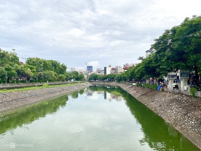 Do mưa lớn nhiều ngày khiến nước sông Tô Lịch dâng cao, chuyển trong xanh cuối tháng 7/2024. Ảnh: Quỳnh Nguyễn