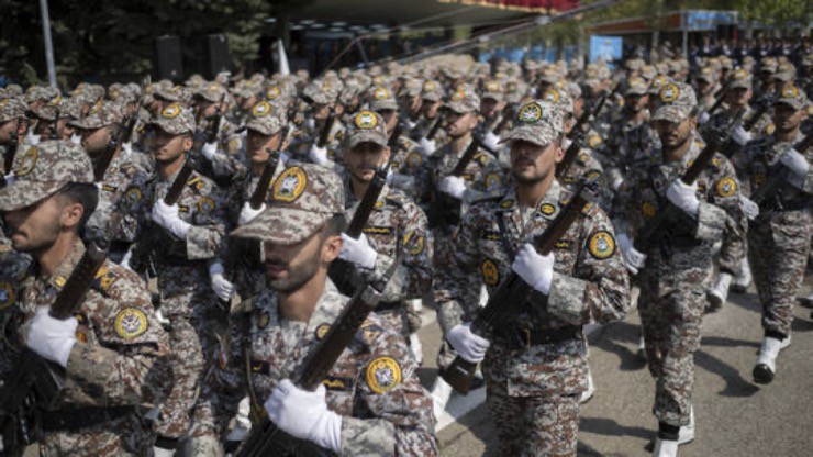 Binh sĩ Iran diễu hành ở thủ đô Tehran vào ngày 17/4/2024. Ảnh: Morteza Nikoubazl/Getty Images.